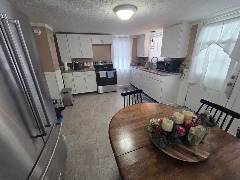 Building Photo - 400 Bennett St