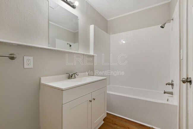Building Photo - 1705 1/2 Hale Avenue