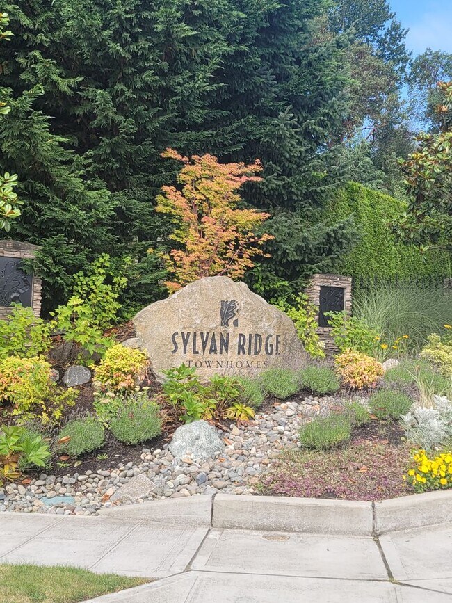 Building Photo - West Seattle Townhome - 2 bedroom 2 bathroom located in Sylvan Ridge Townhomes!  Available now!