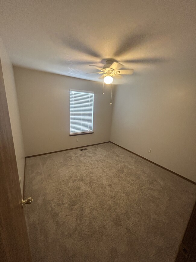 Building Photo - 555 Whitegate Dr