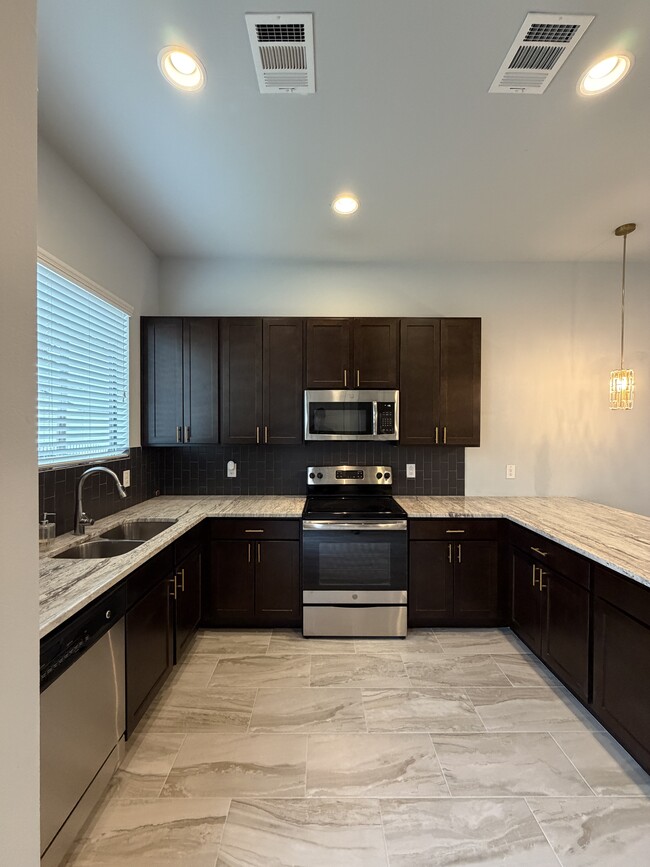 Building Photo - 419 Cactus St