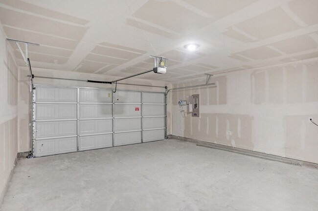 Building Photo - 1025 MacNab Dr
