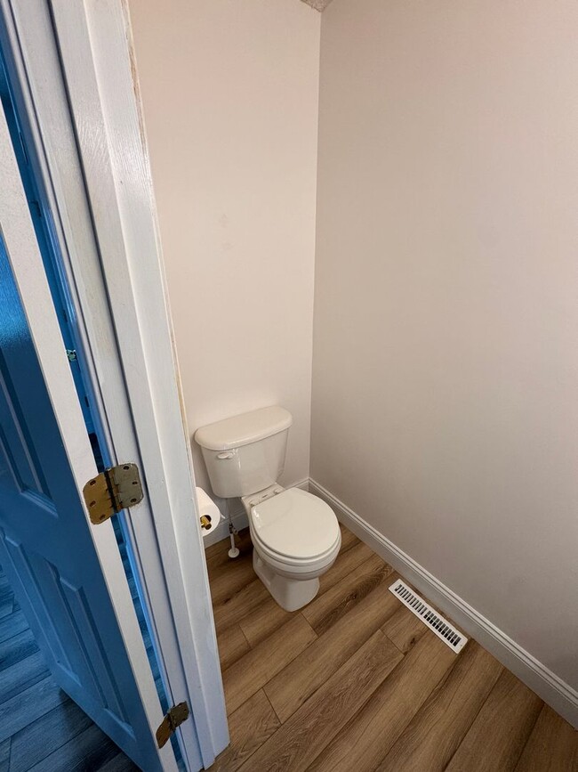 Building Photo - 3 Bedroom || 2 Full Bathroom & 2 Half Bath...