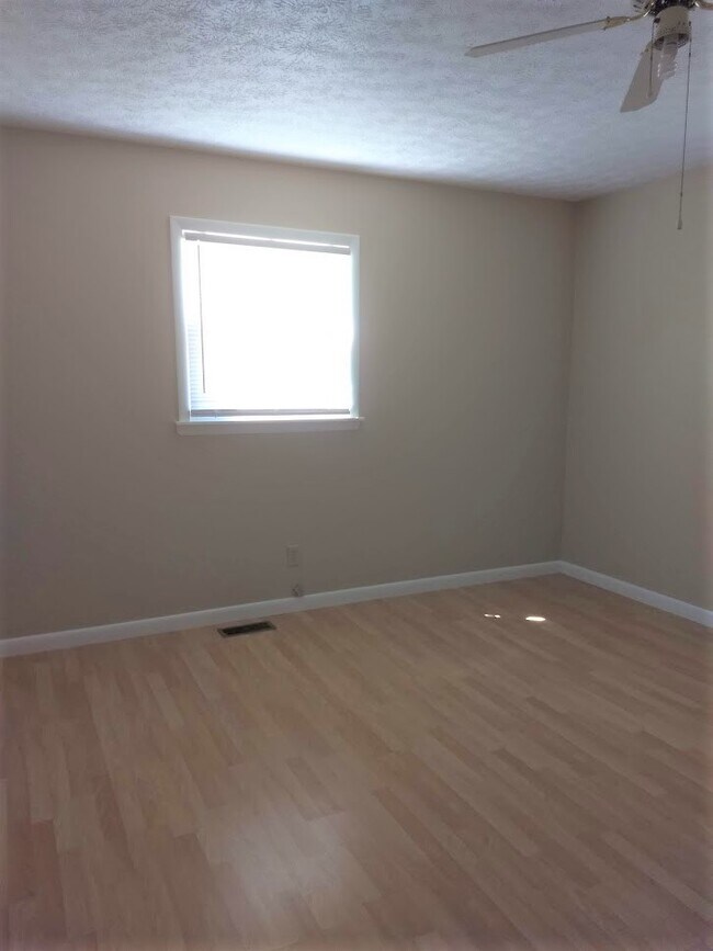 Building Photo - 137 Prentice St