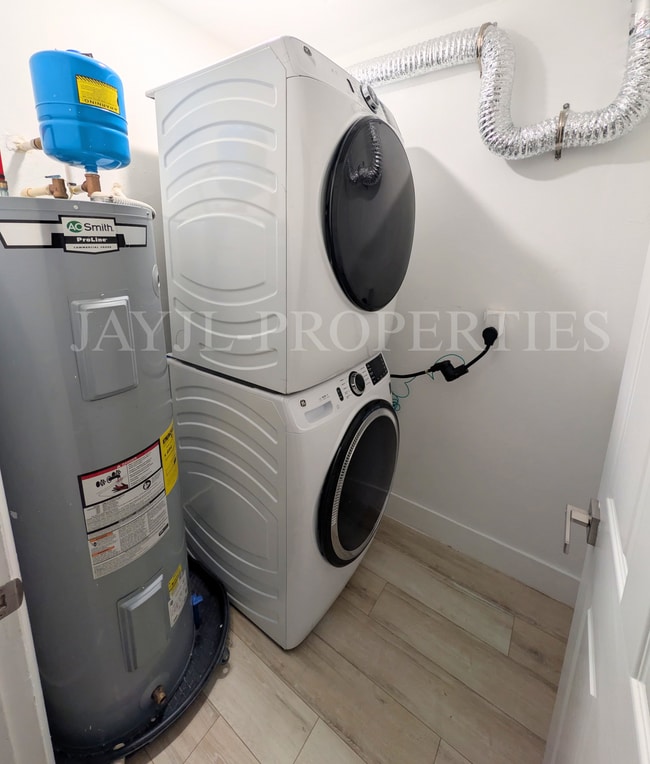 Building Photo - 1997 Bonneville Dr