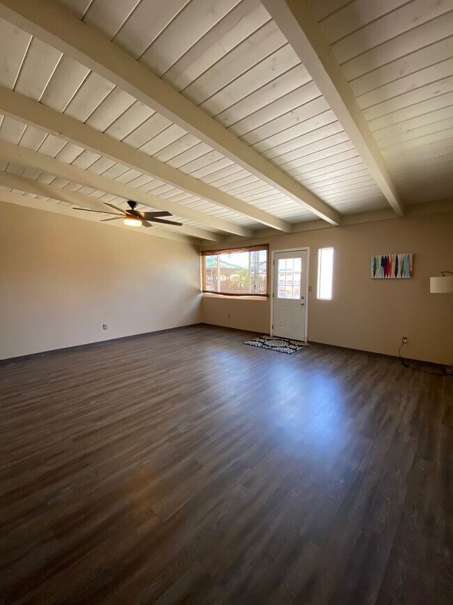 Building Photo - Cul-De-Sac Location, beautiful single leve...