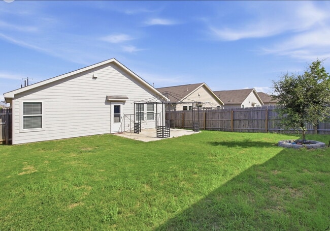 Building Photo - "Charming 4-Bedroom Haven in Saint Hedwig with 2 Full Baths and 1668 Sq Ft of Comfort!"