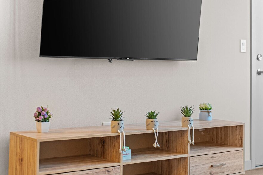 Building Photo - 711 W Broadway Rd