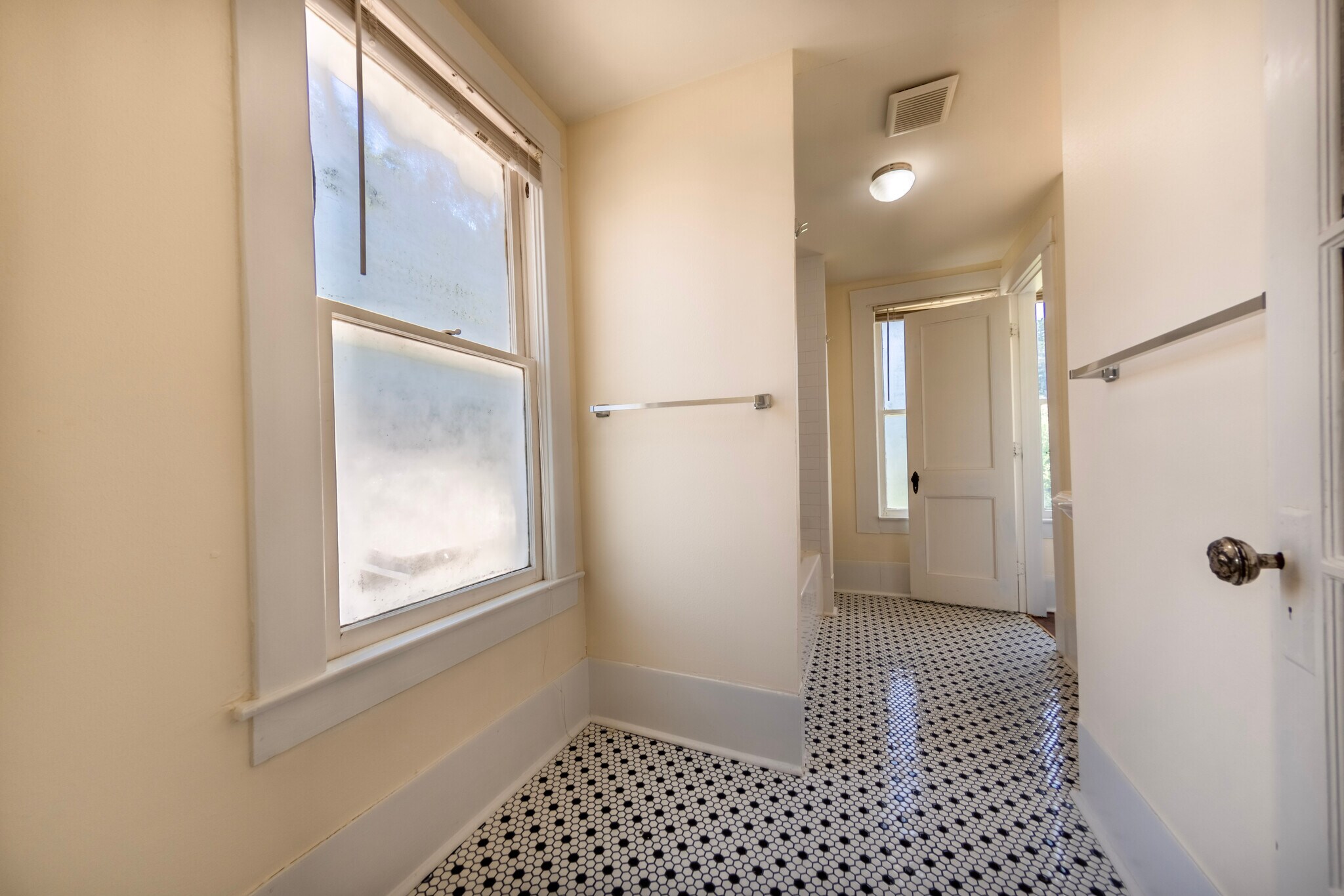 Building Photo - 5336 Junius St