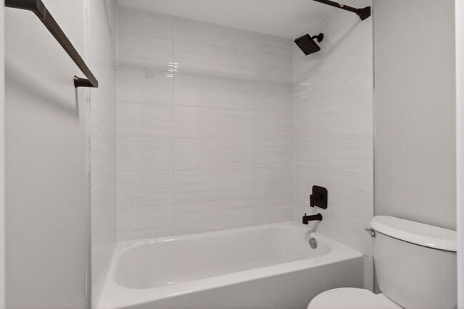 Building Photo - ONE BEDROOM ONE BATHROOM WITH LAKE VIEW!!!