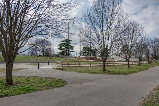 Building Photo - Awesome 2BE/2BA condo located in the heart of Sylvan Park community!