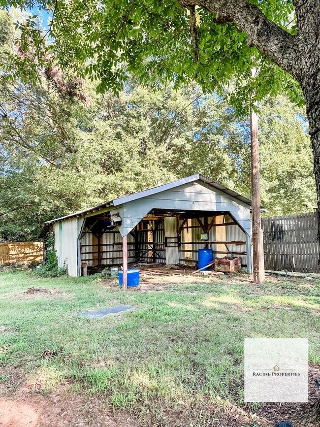 Building Photo - Country Living in Anderson