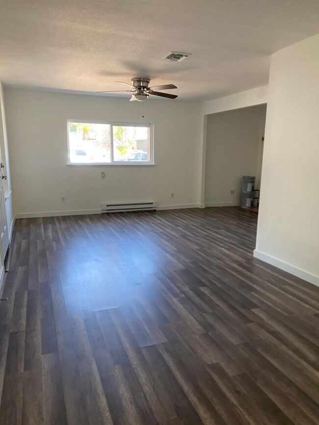 Building Photo - Louise