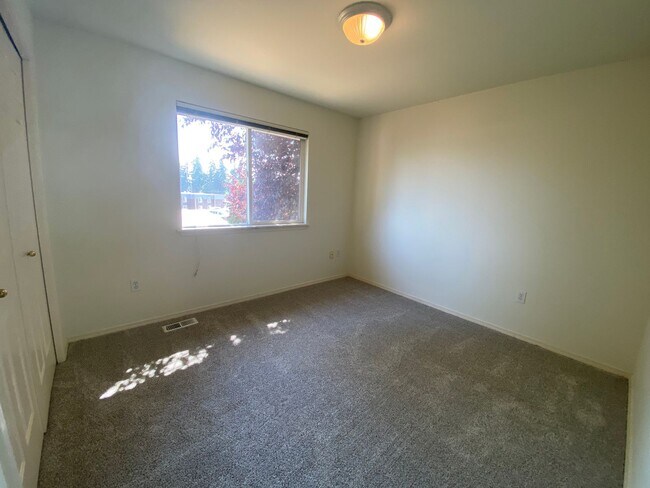 Building Photo - Spacious 4 bedroom 2.5 traditional house