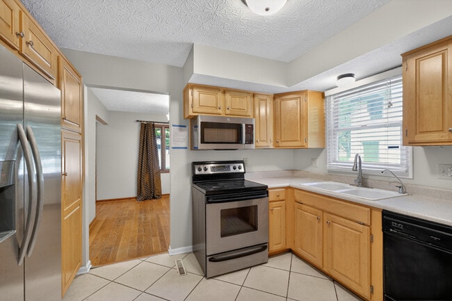 Building Photo - 4 Bedroom Near Butler University!