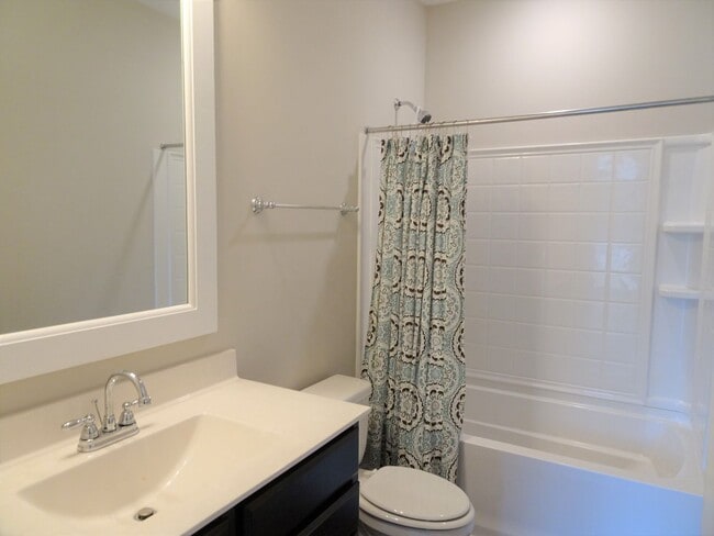 Building Photo - Nice 2 bedroom condo in Promenade@5, Williamsburg for rent.