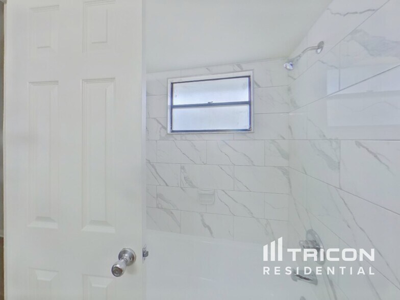 Building Photo - 4715 Grove Point Dr