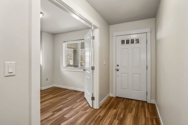 Building Photo - 4 Bedroom Home: Fenced Backyard & Great Location!