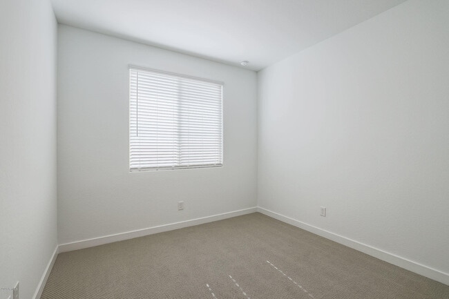Building Photo - 16581 W Charlotte Dr