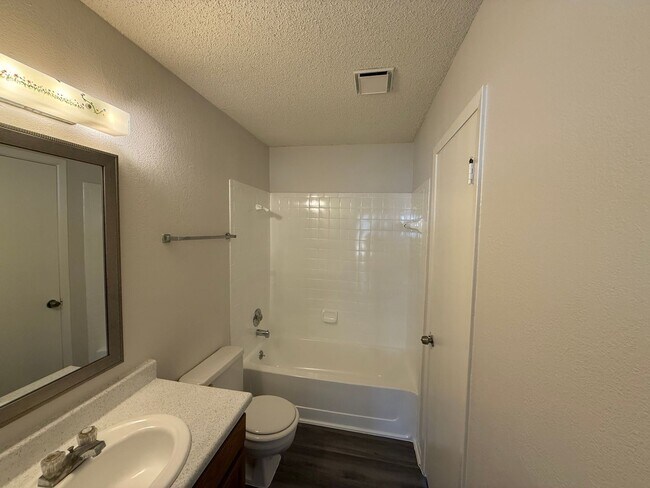 Building Photo - 512 Willowbend Cove