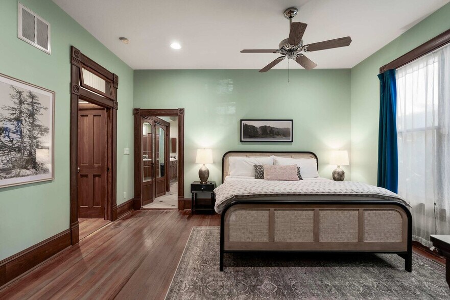 Building Photo - 1116 W 10th St