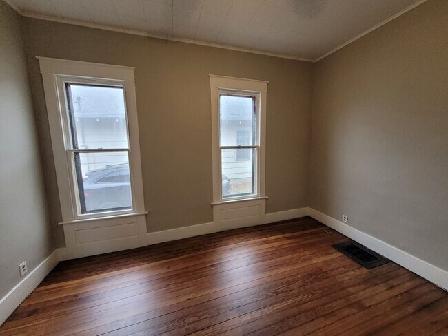 Building Photo - Charming 2 Bedroom House Downtown on Private Street in the District