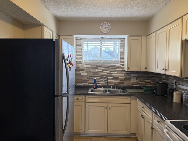 Building Photo - 2000 Greens Blvd