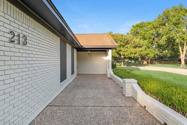 Building Photo - 213 Westview Dr