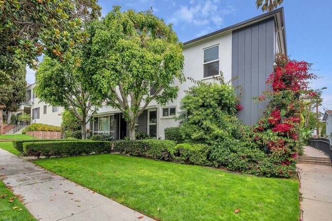 Building Photo - Designer unit in West Hollywood!