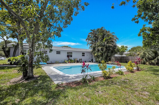 Building Photo - 716 Lund Cir