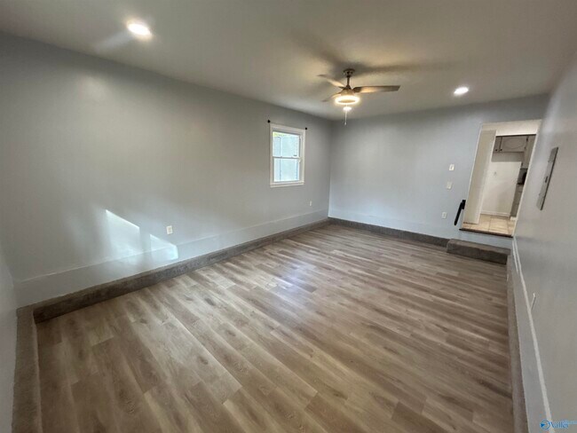 Building Photo - 6202 Valley Park Dr NW