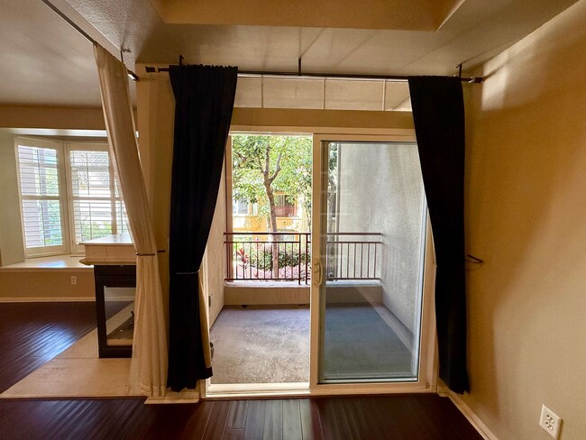 Building Photo - Spacious Bankers Hill Studio | In-Unit Laundry | A/C | Fireplace | Pool & Gym | 6-Month Lease