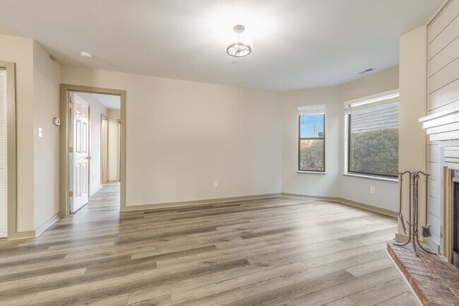 Building Photo - Fully Renovated 2-Bed Condo in Lake Wylie Woods – Prime Location with Community Amenities! $1,850...