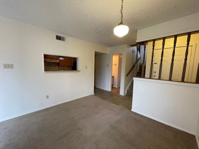 Building Photo - 1218 Royal Crest Dr