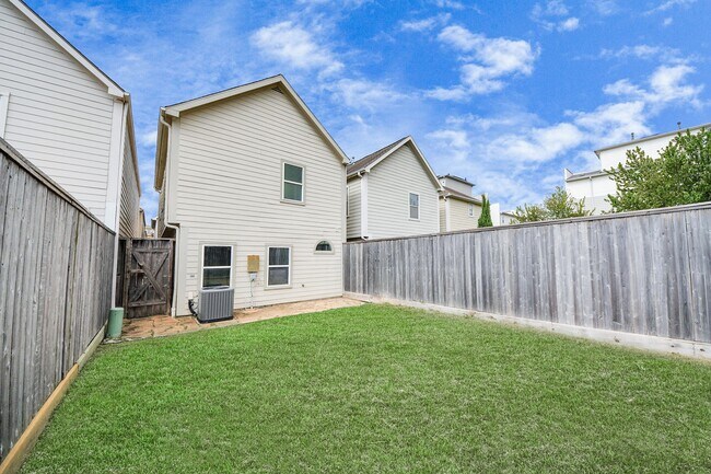 Building Photo - 2941 Clinton Dr