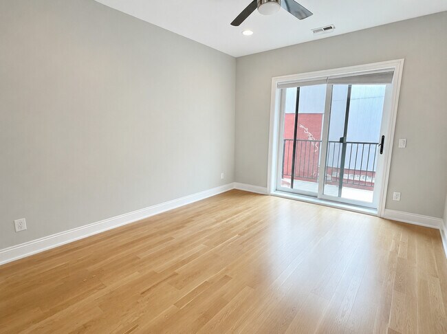 Building Photo - 1008 N Larrabee St