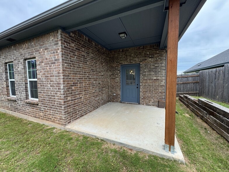 Building Photo - 2213 Beverly Dr