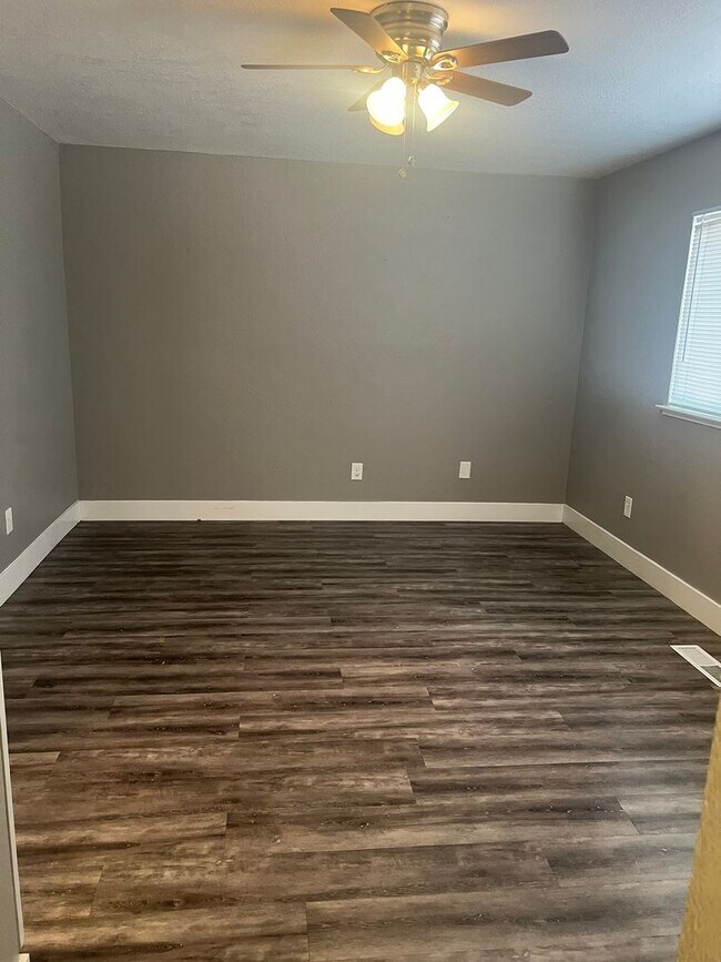 Building Photo - Three Bedroom, Two Bathroom Single Family ...