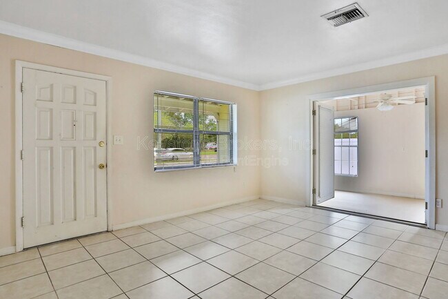 Building Photo - 2711 Aloma Ave