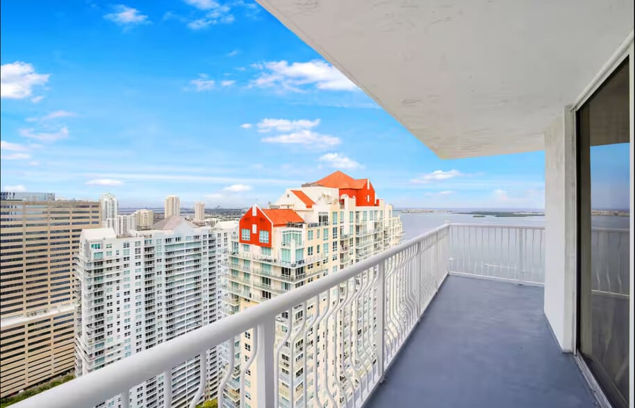 Building Photo - 1200 Brickell Bay Dr