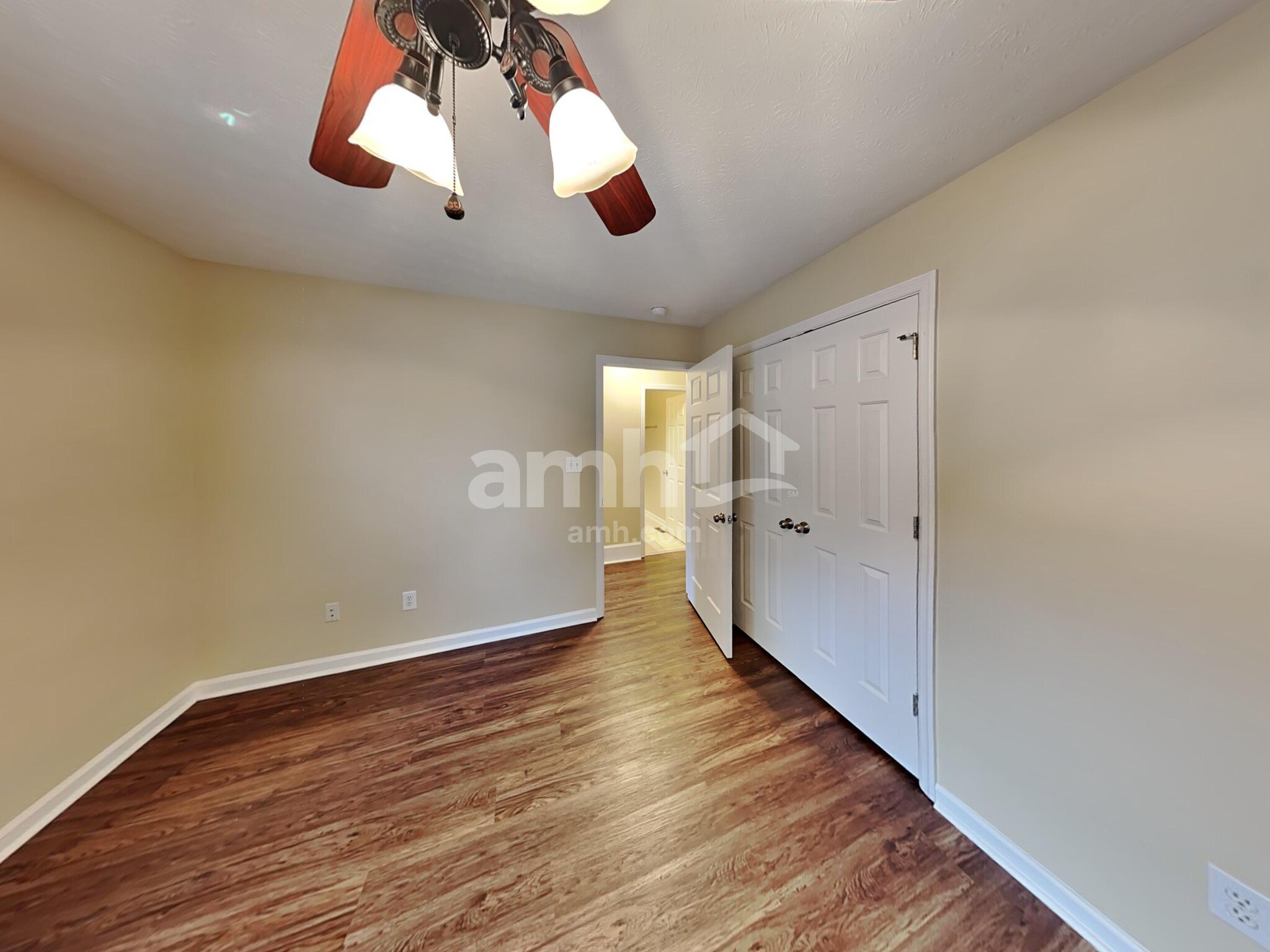 Building Photo - 1084 Pinehurst Dr