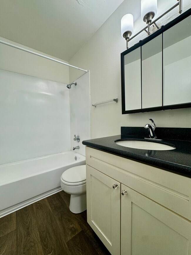Building Photo - Freshly Updated Top Floor One Bedroom w/ Fresh Paint, New Shower Surround & Stainless Appliances~...