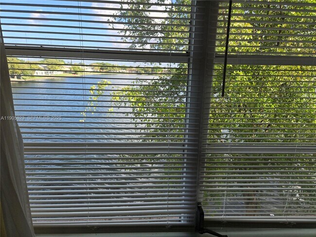 Building Photo - 251 NE 187th St