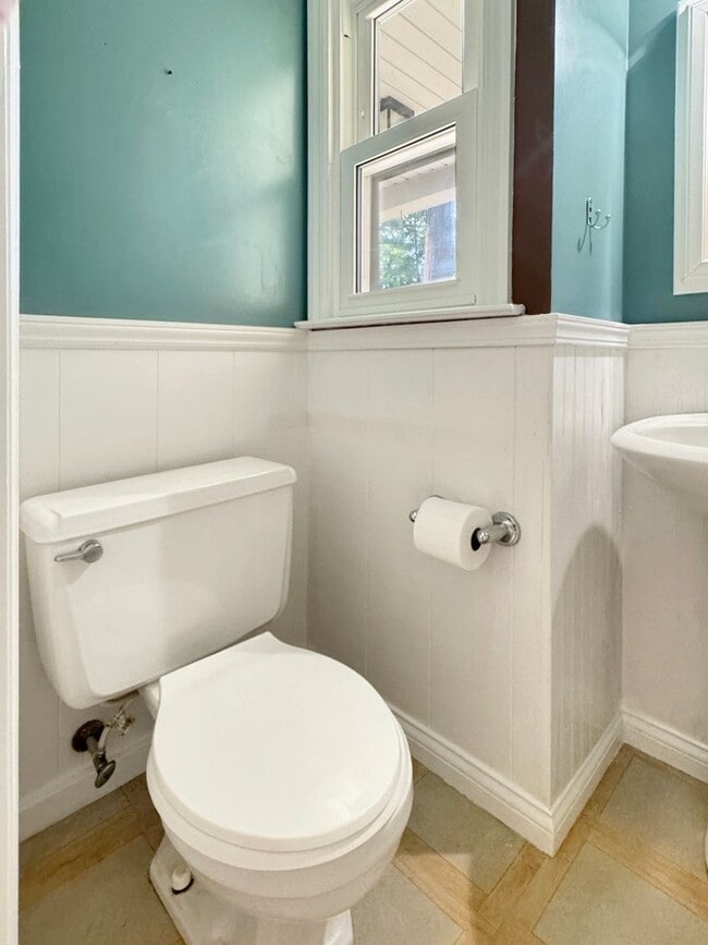 Building Photo - Lovely 3 bedroom 1.5 bathroom Cape Code st...