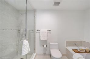 Building Photo - Northeast 18th Street, Miami, FL 33132 - 1 BR 1.5 BA condo