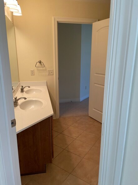 Building Photo - 4217 Village Club Dr