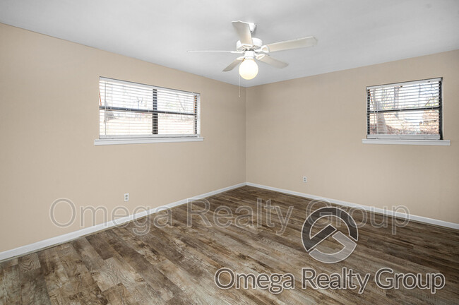 Building Photo - 400 7th St E
