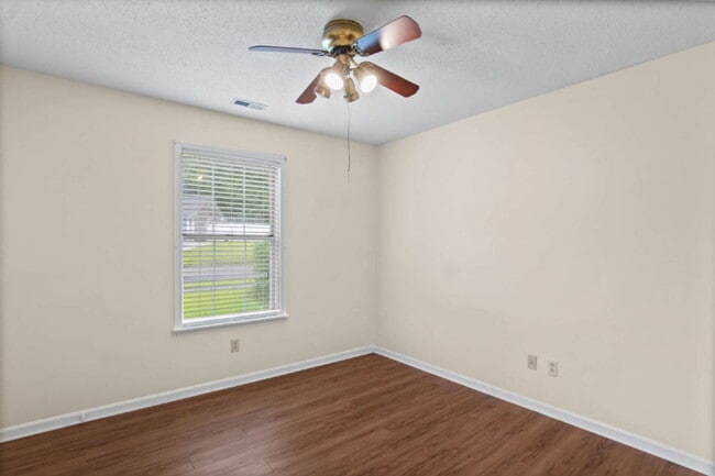 Building Photo - Spacious 4-Bedroom Home in a Prime Locatio...