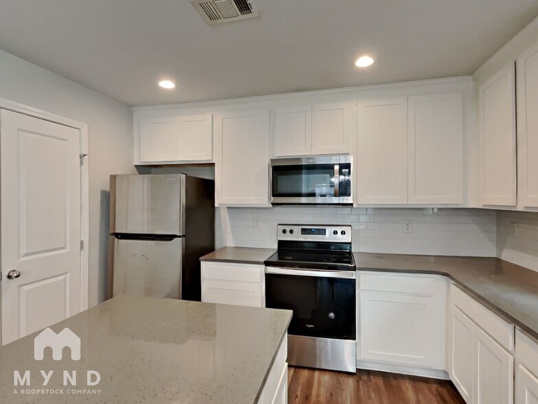 Building Photo - 1110 Wedgewood Dr NW