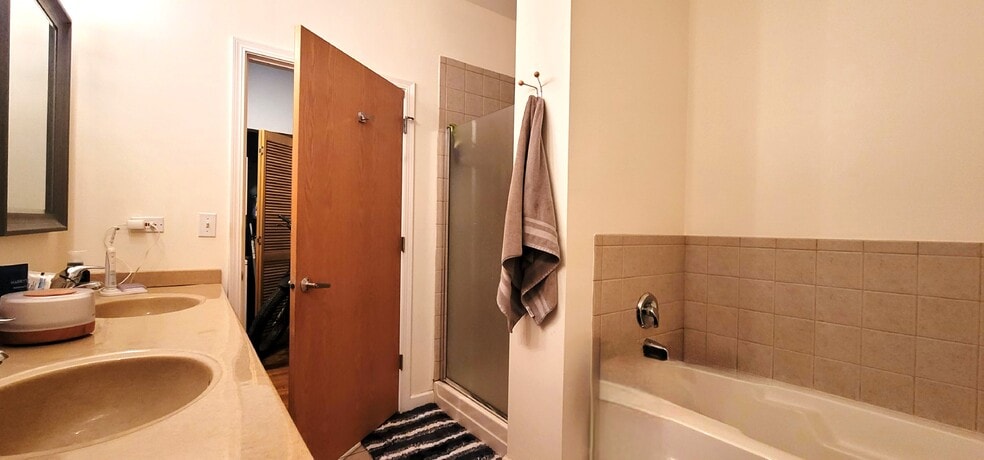 Building Photo - 221 E Cullerton St